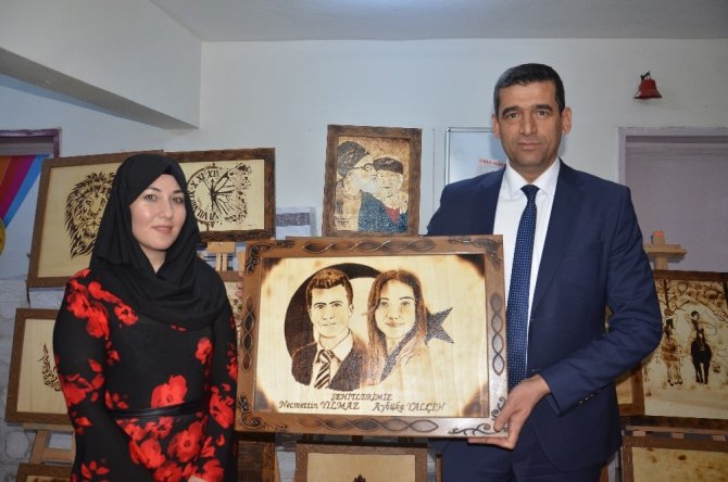 Ahşabı yakarak sanata dönüştürüyorlar