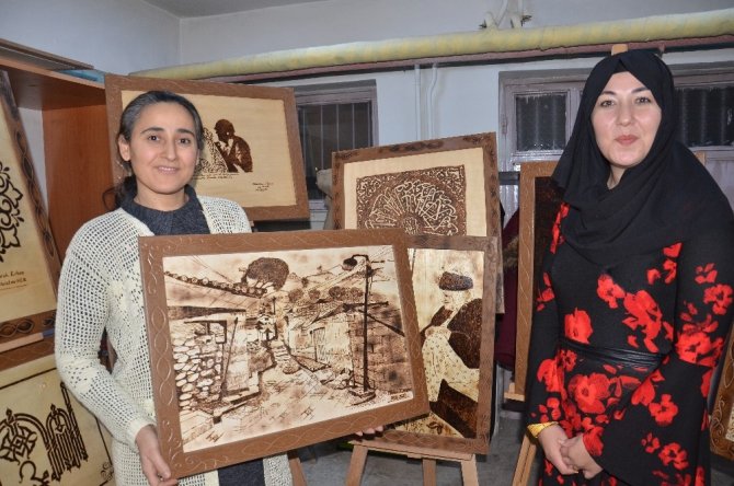 Ahşabı yakarak sanata dönüştürüyorlar