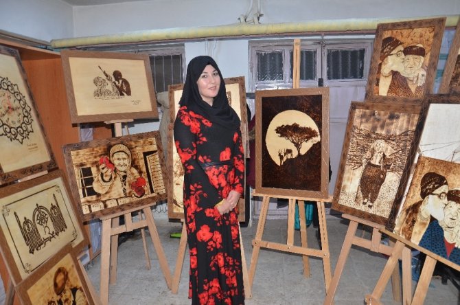 Ahşabı yakarak sanata dönüştürüyorlar