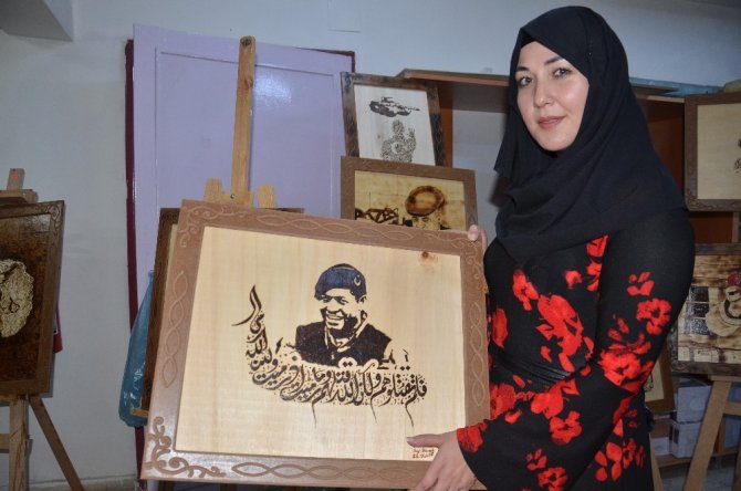 Ahşabı yakarak sanata dönüştürüyorlar