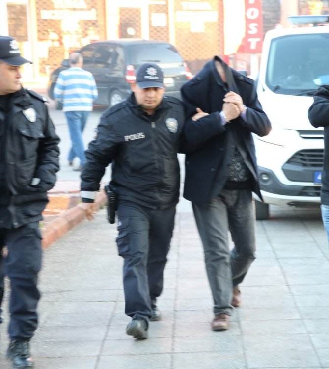 Emekli öğretmenin düşürdüğü çantasını alıp iş kurmaya çalışmış