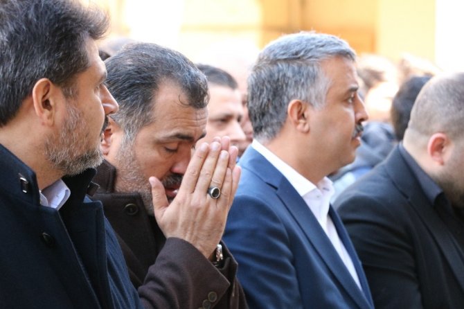 Apartmanın 8’inci katından düşen bebek, son yolculuğuna uğurlandı