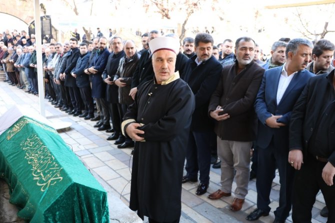 Apartmanın 8’inci katından düşen bebek, son yolculuğuna uğurlandı