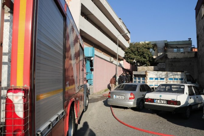 Ev yangınında engelli genç son anda kurtarıldı