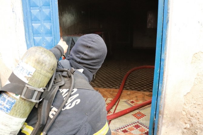 Ev yangınında engelli genç son anda kurtarıldı