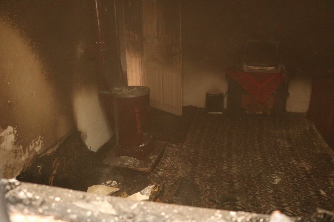 Ev yangınında engelli genç son anda kurtarıldı