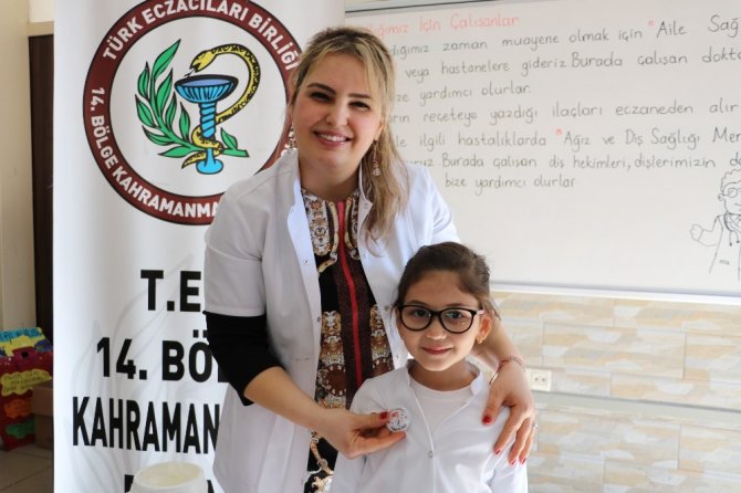 Kahramanmaraş'ta eczacılar öğrencilerle el kremi yaptılar