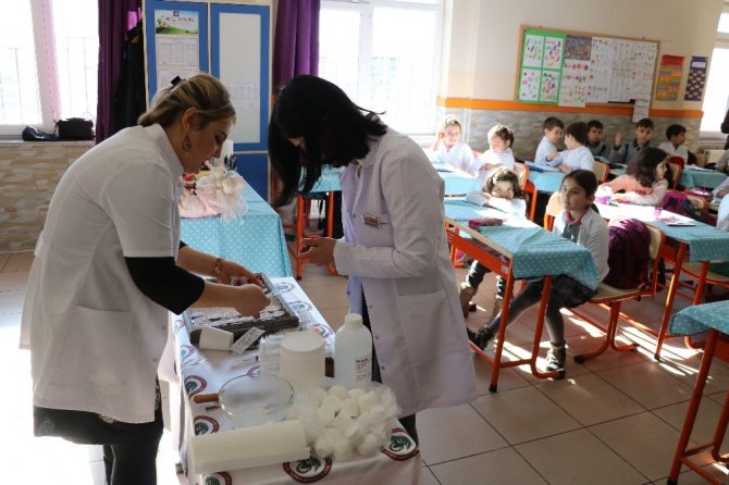 Kahramanmaraş'ta eczacılar öğrencilerle el kremi yaptılar