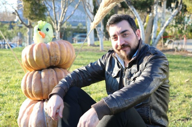 Kent merkezine kar yağmayınca kabaktan adam yaptılar