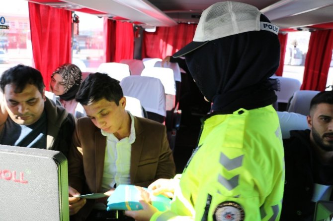 Polis memurları sürücü ve yolcuları hem uyardı hem eğitti