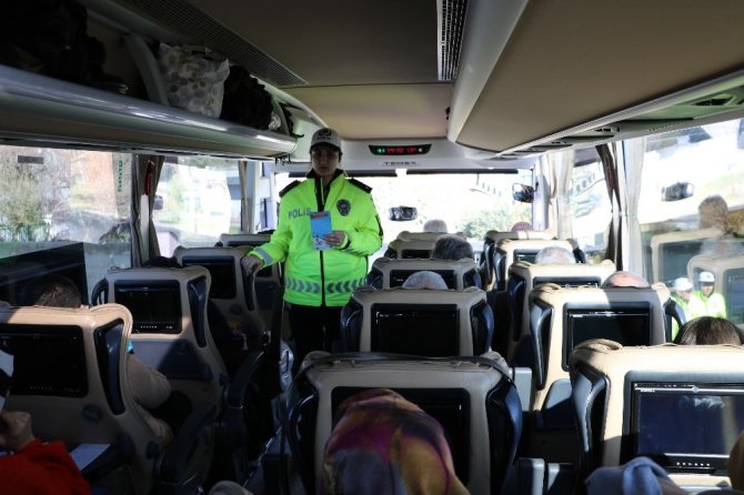 Polis memurları sürücü ve yolcuları hem uyardı hem eğitti