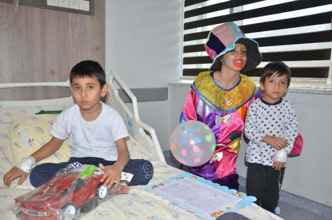 Hastanede tedavi gören öğrencilere polis karne sürprizi yaptı