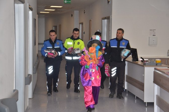 Hastanede tedavi gören öğrencilere polis karne sürprizi yaptı