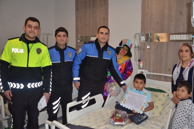 Hastanede tedavi gören öğrencilere polis karne sürprizi yaptı