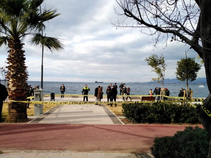 Parkta eşini vurdu, başında bekledi