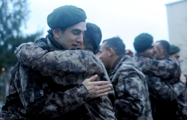 Barış Pınarı Harekatı’ndan dönen Polis Özel Harekata mehterli karşılama