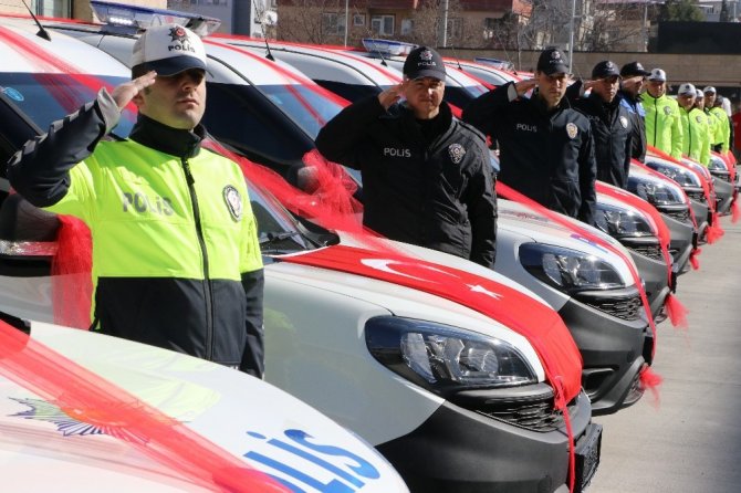 Kahramanmaraş'ta İş adamları Emniyete 27 araç hediye etti