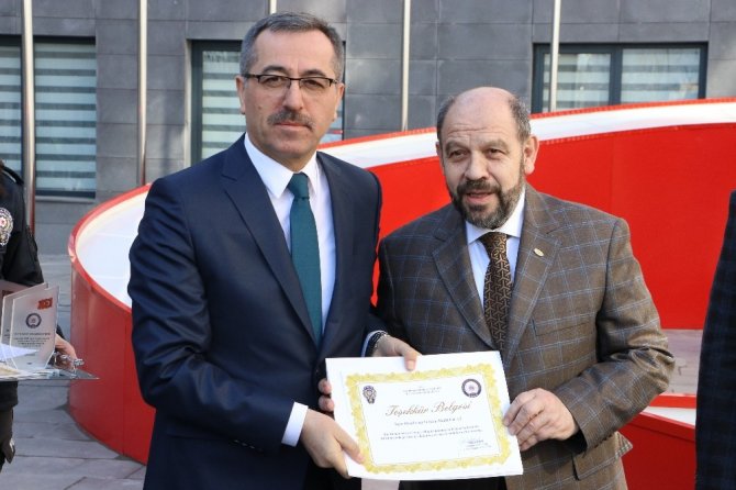 Kahramanmaraş'ta İş adamları Emniyete 27 araç hediye etti