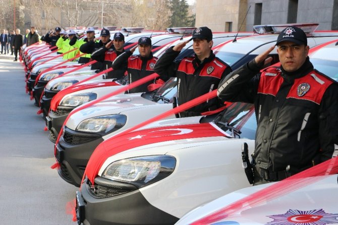 Kahramanmaraş'ta İş adamları Emniyete 27 araç hediye etti