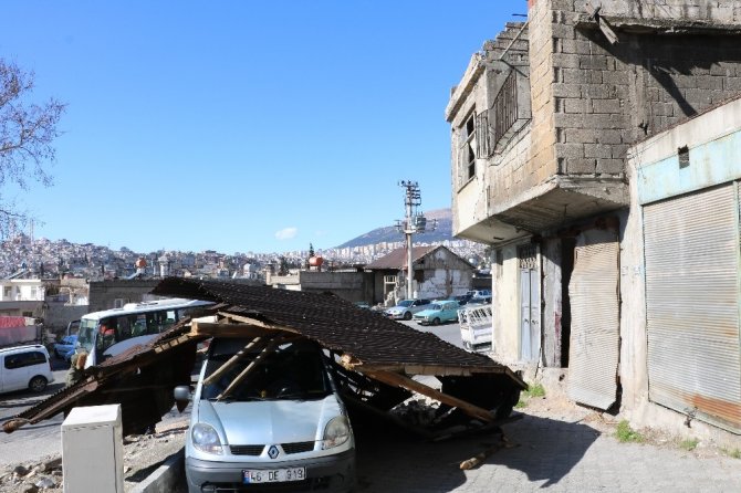 Kahramanmaraş’ta evin çatısı araçların üzerine uçtu