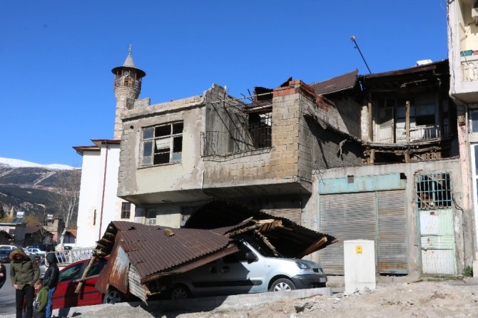 Kahramanmaraş’ta evin çatısı araçların üzerine uçtu