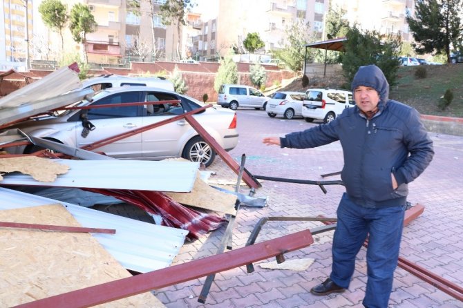 Kahramanmaraş’ta şiddetli rüzgar çatıları uçurdu, ağaçları yerinden söktü