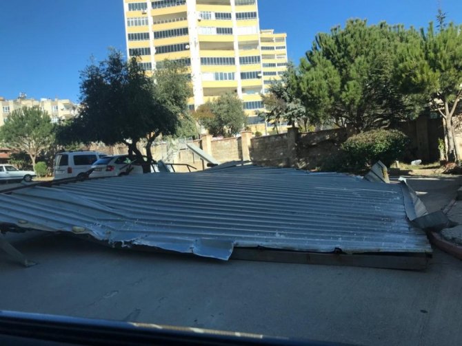 Kahramanmaraş’ta şiddetli rüzgar çatıları uçurdu, ağaçları yerinden söktü