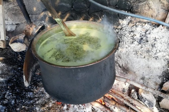 Sokakta bardak bardak tirşik çorbası içiyorlar