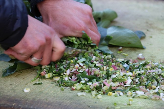 Sokakta bardak bardak tirşik çorbası içiyorlar