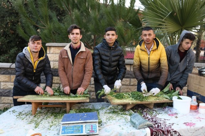 Sokakta bardak bardak tirşik çorbası içiyorlar