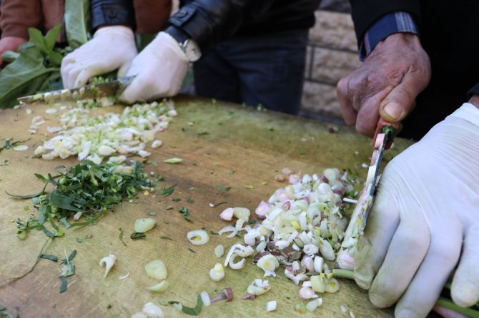 Sokakta bardak bardak tirşik çorbası içiyorlar