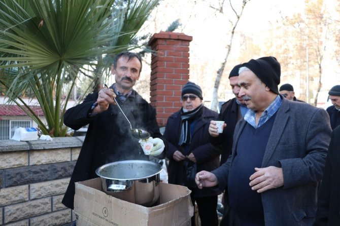 Sokakta bardak bardak tirşik çorbası içiyorlar
