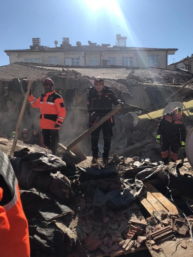 Kahramanmaraş itfaiye ve AFAD ekipleri Elazığ’da