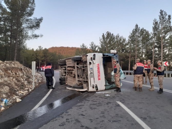Yedikuyular'da iki araç çarpıştı çok sayıda yaralı var