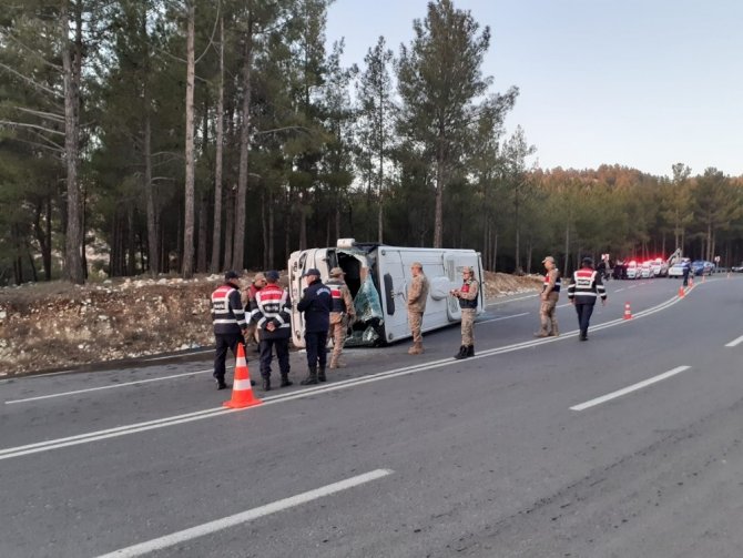 Yedikuyular'da iki araç çarpıştı çok sayıda yaralı var