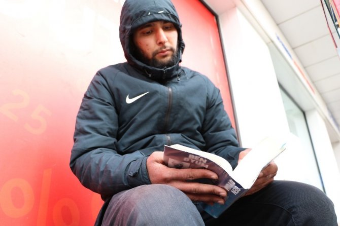 Kahramanmaraş'ta Simit satarak kitap okuyor