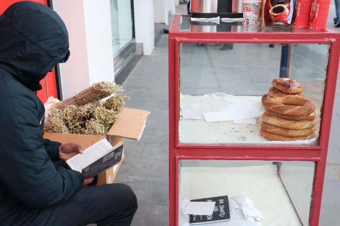 Kahramanmaraş'ta Simit satarak kitap okuyor