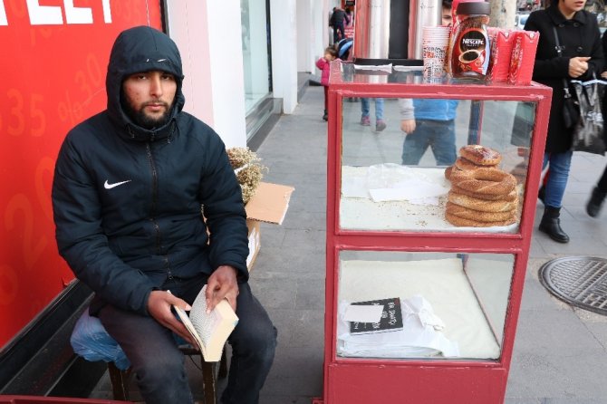 Kahramanmaraş'ta Simit satarak kitap okuyor