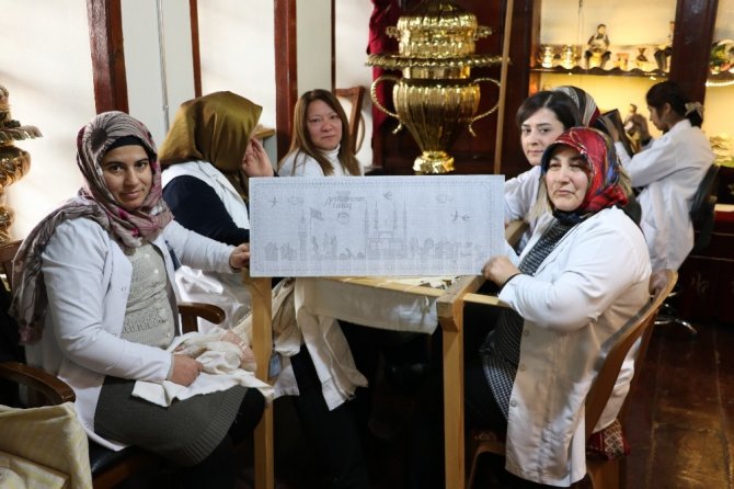 3 milyon 149 bin 80 iğne hareketiyle ilmek ilmek 12 Şubat'a hazırlanıyor