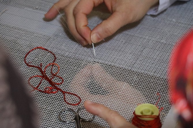 3 milyon 149 bin 80 iğne hareketiyle ilmek ilmek 12 Şubat'a hazırlanıyor