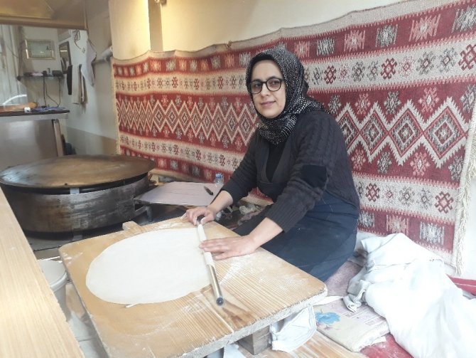 Kahramanmaraşlı ev hanımı açtığı yufka ekmeklerle geçimini sağlıyor
