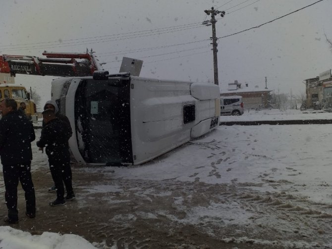 İşçi servisi devrildi: 1 yaralı
