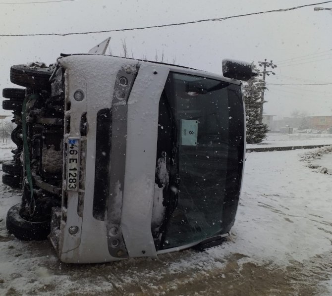 İşçi servisi devrildi: 1 yaralı