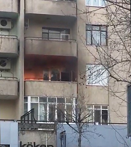 Evin balkonunda çıkan yangın korkuttu