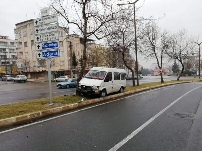 Kahramanmaraş'ta minübüs ağaca çarparak durabildi