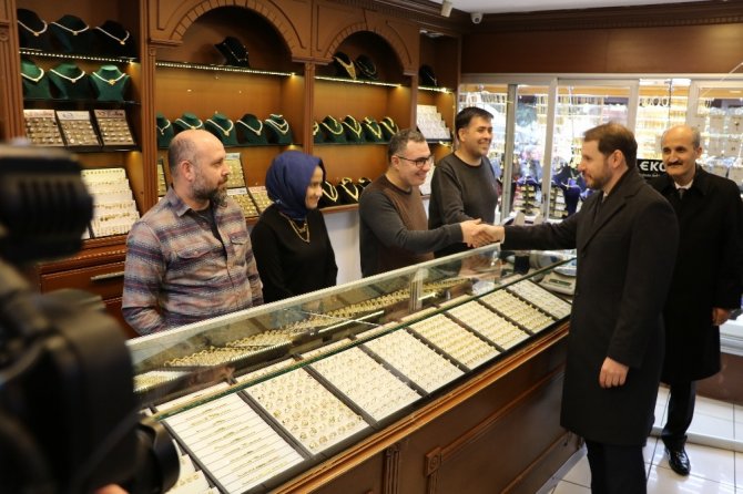 Bakan Albayrak Kahramanmaraş'ta etli pilav dağıttı