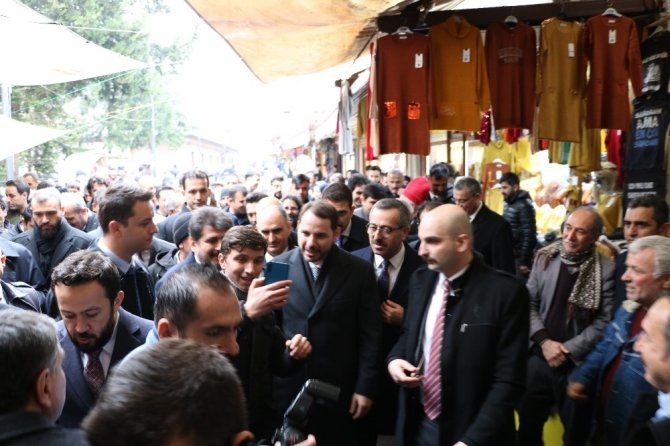 Bakan Albayrak Kahramanmaraş'ta etli pilav dağıttı