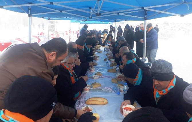 Kahramanmaraş’ta kar üstünde ‘Kelle Paça Festivali’