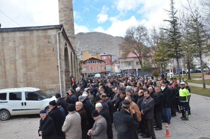 Sinop Valisi Şakalar’dan annesine son görev