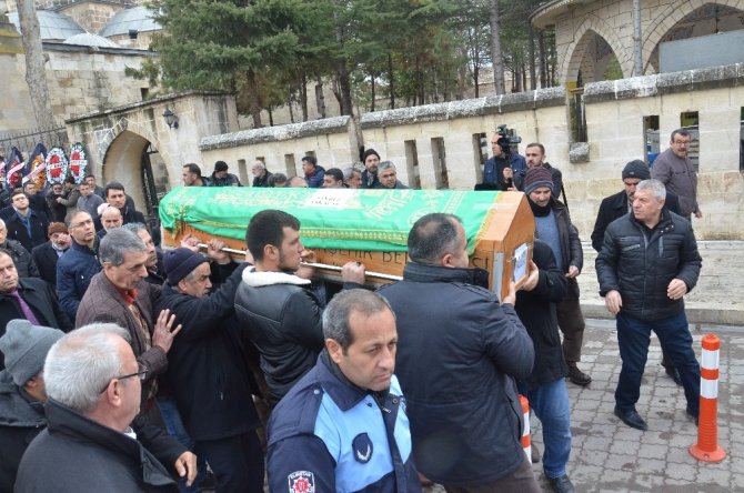 Sinop Valisi Şakalar’dan annesine son görev